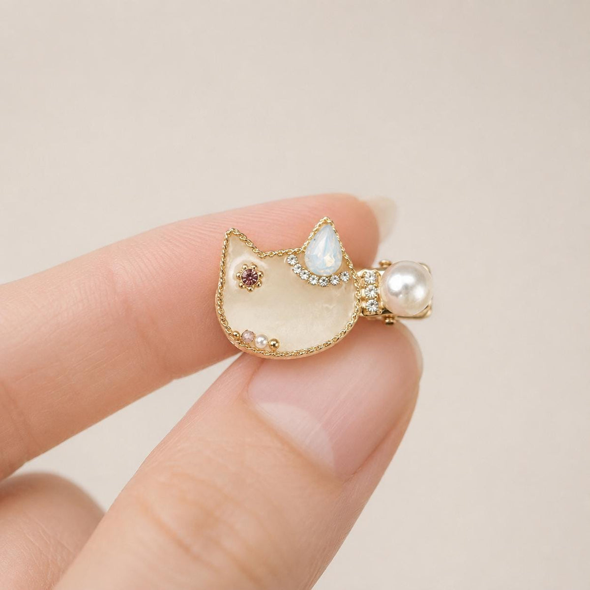 Cream Marble Cat Hair Clip, Opal Crystal Moon, Gold Chain Border, Pearl Alligator Pinch